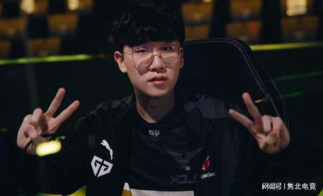 WTT新加坡大满贯王楚钦晋级男单16强央视新闻客户端.